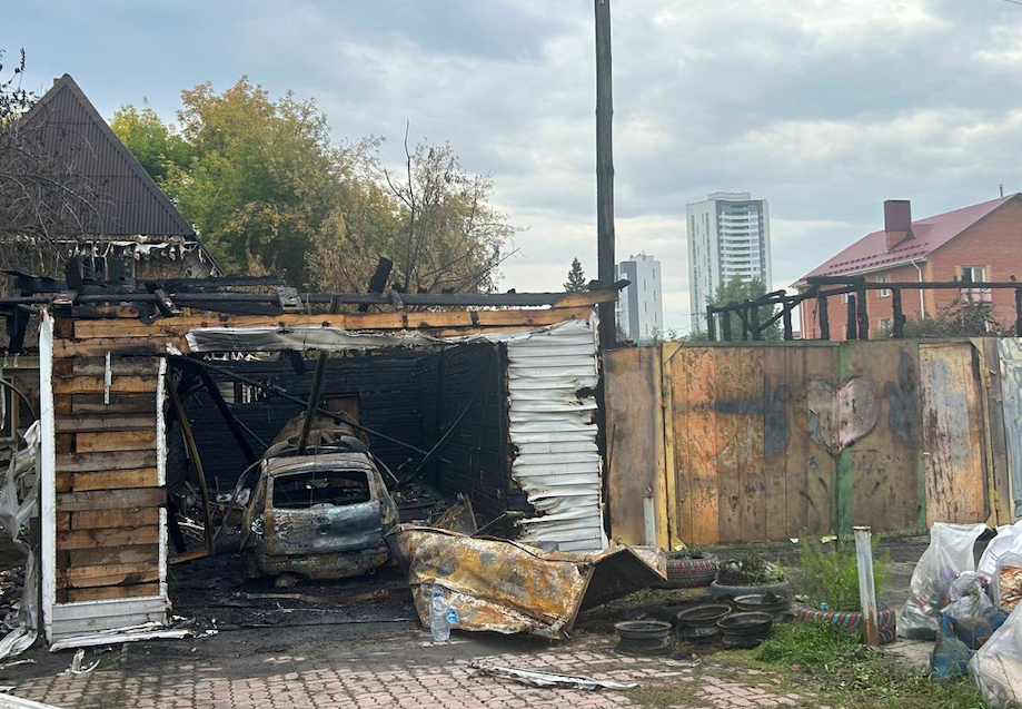 Фото «Уничтожено всё, даже рыбки в аквариуме»: в Новосибирске хозяин дома рассказал подробности крупного пожара по ул. Крестьянской 5